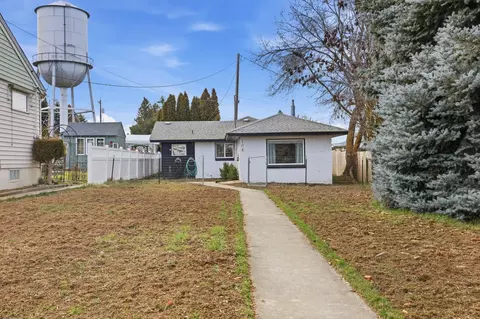104 W Adams St, Harrington, WA 99134