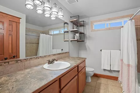 Bath - 821 E Westcrest Rd, Colbert, WA 99005 photo 1 of 5