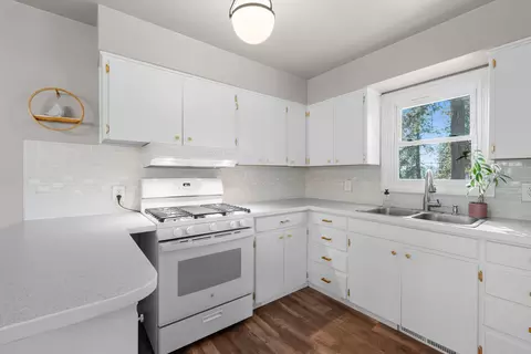 Kitchen - 11224 E 18th Ave, Spokane Valley, WA 99206 photo 4 of 4
