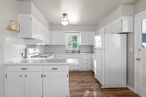 Kitchen - 11224 E 18th Ave, Spokane Valley, WA 99206 photo 2 of 4