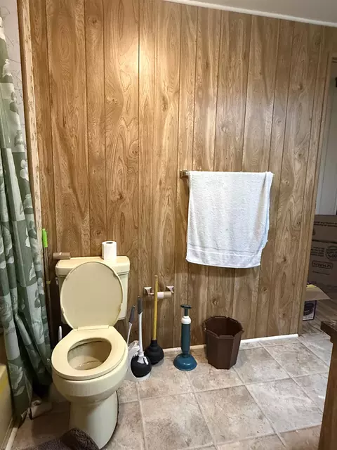 Bath - 1275 NE Valley Rd, Pullman, WA 99163 photo 1 of 3