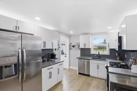 Kitchen - 9816 E Broadway Ave, Spokane Valley, WA 99206 photo 1 of 1