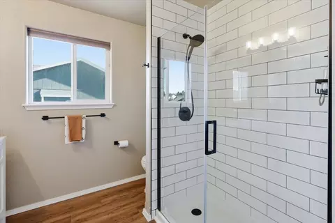Bath - 3014 E Pineglen Ave, Mead, WA 99021 photo 2 of 3