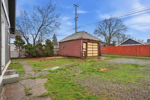 Exterior - 628 E Longfellow Ave, Spokane, WA 99207 photo 7 of 9