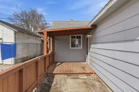Exterior - 923 E Walton Ave, Spokane, WA 99207 photo 7 of 10