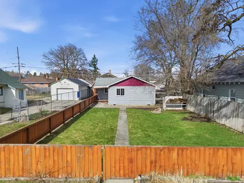 Exterior - 923 E Walton Ave, Spokane, WA 99207 photo 2 of 10