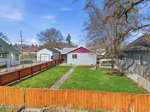Exterior - 923 E Walton Ave, Spokane, WA 99207 photo 6 of 10