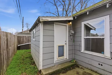 Exterior - 923 E Walton Ave, Spokane, WA 99207 photo 9 of 10