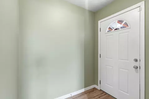 Entry Way - 923 E Walton Ave, Spokane, WA 99207 photo 2 of 2