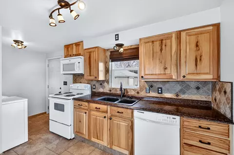 Kitchen - 1517 E Sanson Ave, Spokane, WA 99207 photo 2 of 4