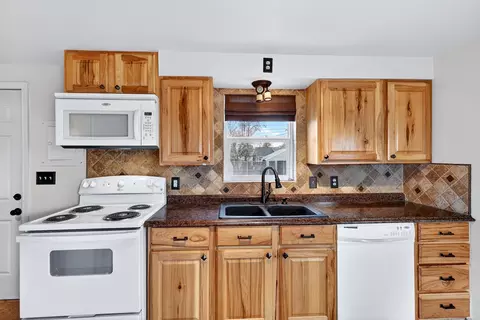Kitchen - 1517 E Sanson Ave, Spokane, WA 99207 photo 3 of 4