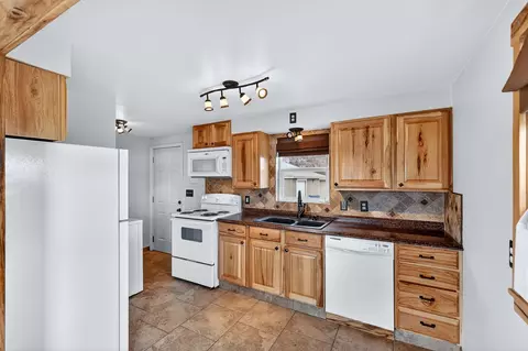 Kitchen - 1517 E Sanson Ave, Spokane, WA 99207 photo 1 of 4