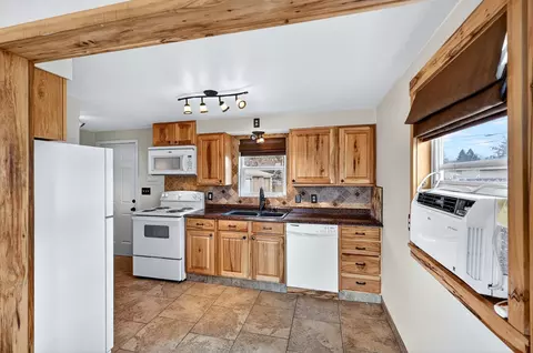 Kitchen - 1517 E Sanson Ave, Spokane, WA 99207 photo 4 of 4