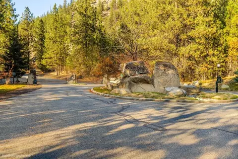 13601 N Riverbluff Ln, Spokane, WA 99208