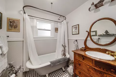 Bath - 2517 E Illinois Ave, Spokane, WA 99207 photo 1 of 3
