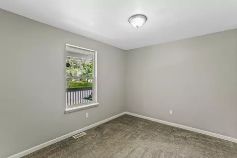 Bedroom - 9906 E 17th Ln, Spokane Valley, WA 99206 photo 4 of 6