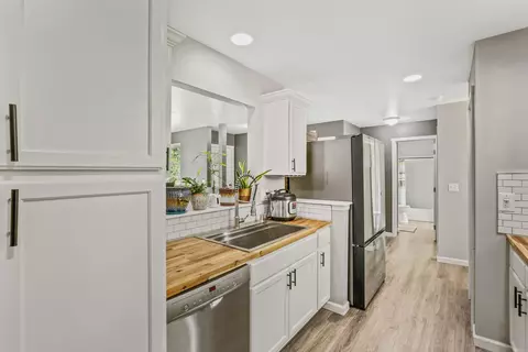 Kitchen - 9906 E 17th Ln, Spokane Valley, WA 99206 photo 2 of 2