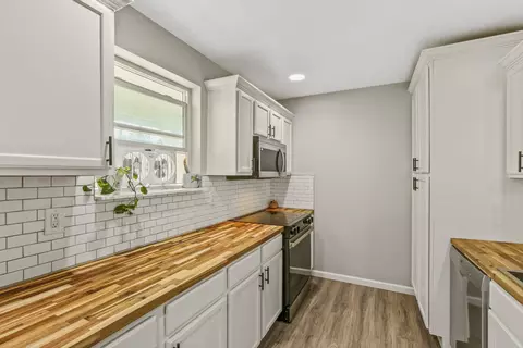 Kitchen - 9906 E 17th Ln, Spokane Valley, WA 99206 photo 1 of 2