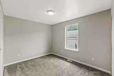 Bedroom - 9906 E 17th Ln, Spokane Valley, WA 99206 photo 2 of 6