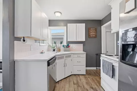 Kitchen - 2318 E Columbia Ave, Spokane, WA 99208 photo 3 of 4
