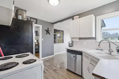 Kitchen - 2318 E Columbia Ave, Spokane, WA 99208 photo 2 of 4