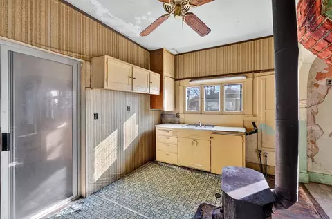 Kitchen - 953 E Ninth Ave, Spokane, WA 99202 photo 2 of 2