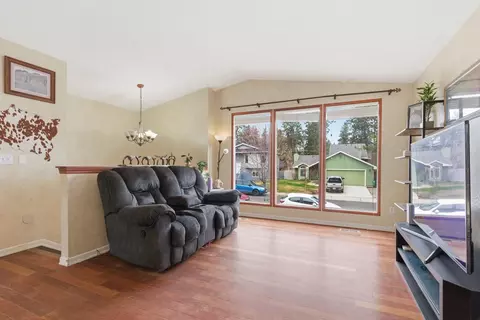 Living - 4020 E 34th Ave, Spokane, WA 99223 photo 4 of 7