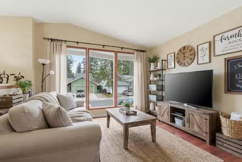 Living - 4020 E 34th Ave, Spokane, WA 99223 photo 3 of 7