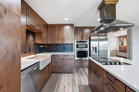 Kitchen - 1122 E Bedivere Dr, Spokane, WA 99218 photo 3 of 5