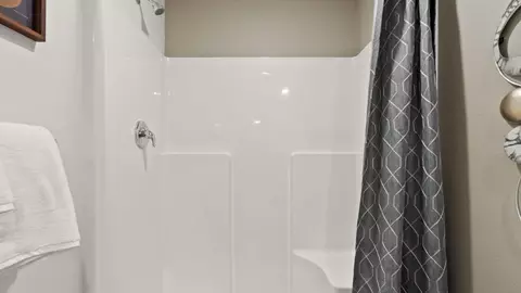 Bath - 5256 E Mckinnon Ln, Spokane, WA 99217 photo 2 of 3