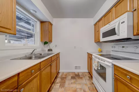 Kitchen - 2203 E Marshall Ave, Spokane, WA 99207 photo 2 of 4
