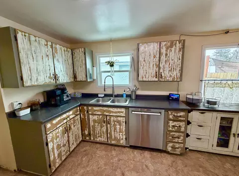 Kitchen - 804 E 38th Ave, Spokane, WA 99203 photo 3 of 6