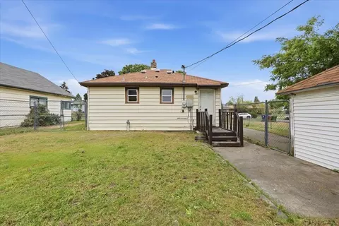 Exterior - 718 E Queen Ave, Spokane, WA 99207 photo 4 of 5