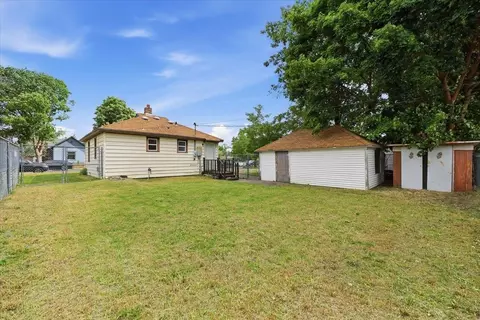 Exterior - 718 E Queen Ave, Spokane, WA 99207 photo 3 of 5