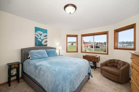 Bedroom - 7303 E Bigelow Gulch Rd, Spokane, WA 99217 photo 3 of 5