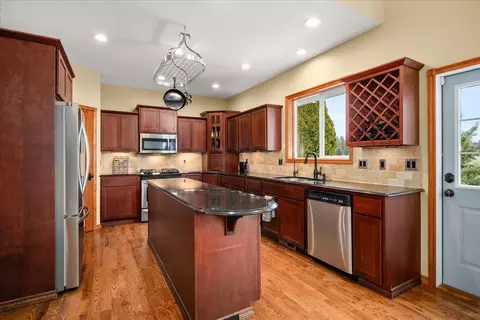 Kitchen - 7303 E Bigelow Gulch Rd, Spokane, WA 99217 photo 2 of 4