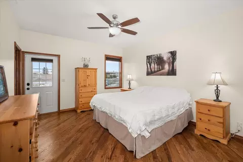 Bedroom - 7303 E Bigelow Gulch Rd, Spokane, WA 99217 photo 2 of 5