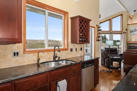 Kitchen - 7303 E Bigelow Gulch Rd, Spokane, WA 99217 photo 3 of 4