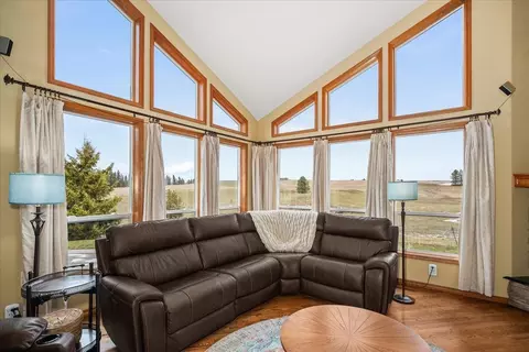 Living - 7303 E Bigelow Gulch Rd, Spokane, WA 99217 photo 2 of 4