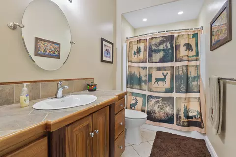 Bath - 6919 E Spangle-waverly Rd, Spangle, WA 99031 photo 3 of 3