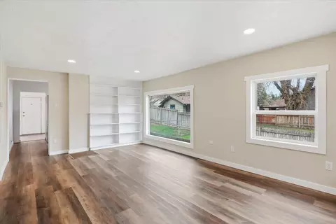 Living - 3219 E 36th Ave, Spokane, WA 99223 photo 4 of 5