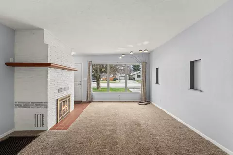 Living - 1323 N Bowman Rd, Spokane Valley, WA 99212 photo 1 of 3