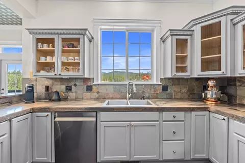 Kitchen - 12101 E Randall Rd, Mead, WA 99021 photo 2 of 5