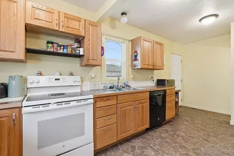 Kitchen - 517 E Hoffman Ave, Spokane, WA 99207 photo 4 of 4