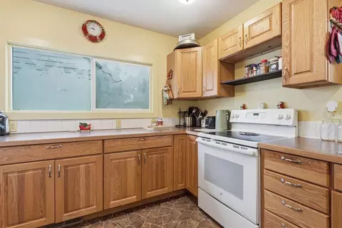 Kitchen - 517 E Hoffman Ave, Spokane, WA 99207 photo 3 of 4
