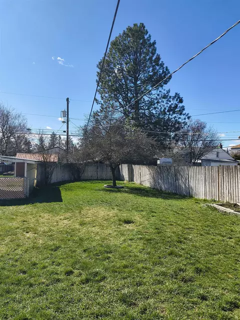 Exterior - 1026 E Crown Ave, Spokane, WA 99207 photo 3 of 4