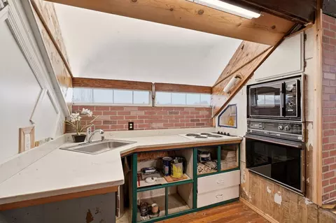 Kitchen - 1528 E Boone Ave, Spokane, WA 99202 photo 5 of 6