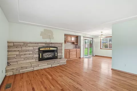 Living - 10907 E 24th Ave, Spokane Valley, WA 99206 photo 2 of 6