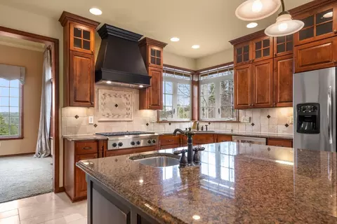 Kitchen - 1610 Eagle Feather Ln, Spokane, WA 99224 photo 4 of 7