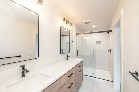 Bath - 2205 W Cascade Way, Spokane, WA 99208 photo 3 of 4